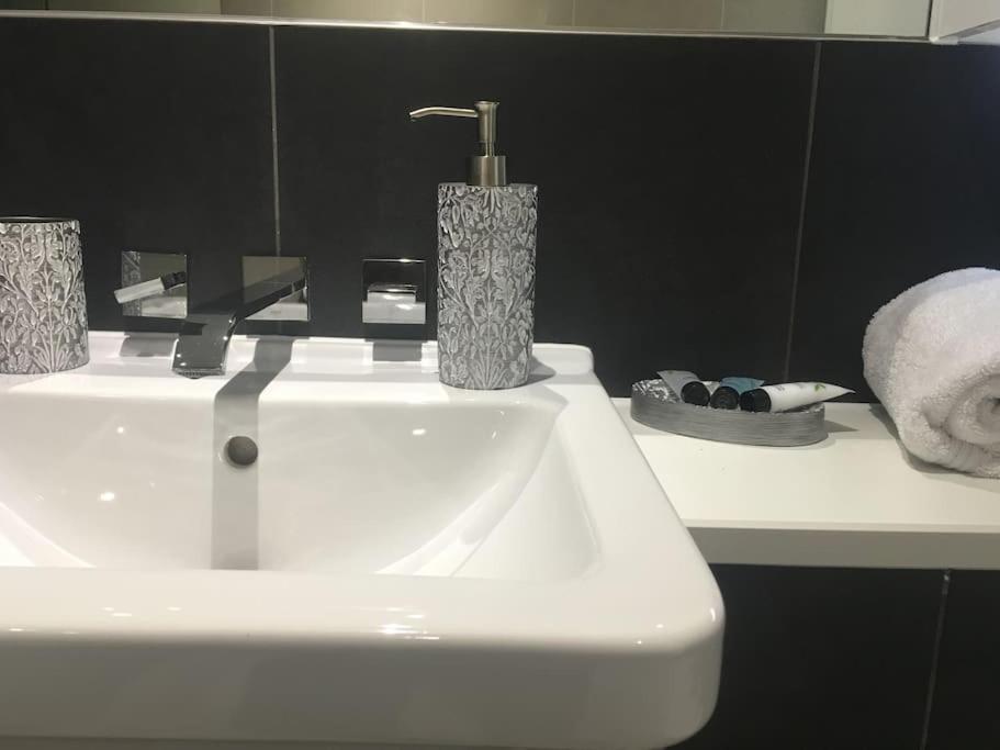 Grand Serviced Apartment***** London Borough of London Borough of Croydon Exterior foto